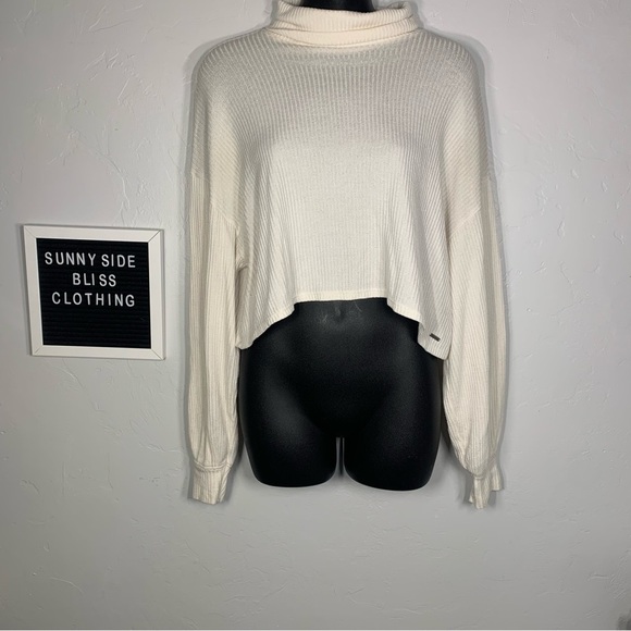 Hollister White Ribbed Cropped Turtleneck Long Sleeve Top Size Extra Small - Picture 2 of 6